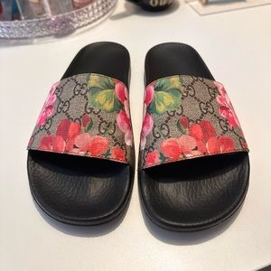 Gucci bloom slides 36